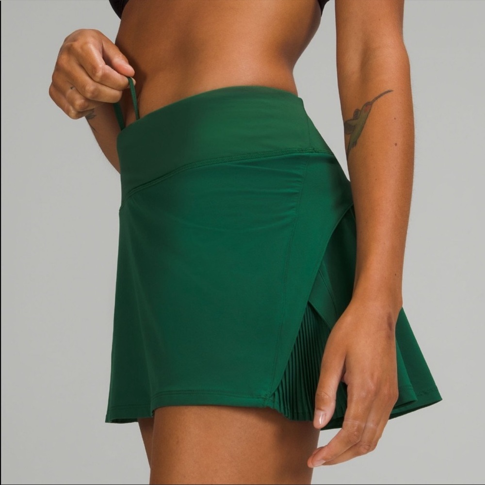Lululemon Play off the Pleats Skirt in Everglade Green